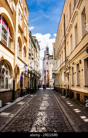 Poznan, Polonia - 5 luglio 2022: Bella strada stretta nella parte centrale di Poznan Foto Stock