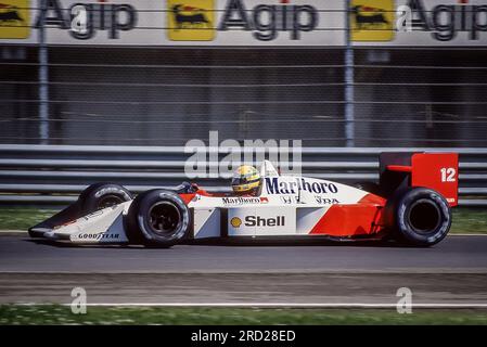 Imola, Italia. 1 maggio 1988. Gran Premio di San Marino. Campionato del mondo di F1 1988. #12 Ayrton Senna, brasiliano, sulla sua McLaren Honda. Foto Stock