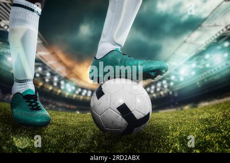 Close up di un riscontro di calcio pronto a calci la palla allo stadio Foto Stock