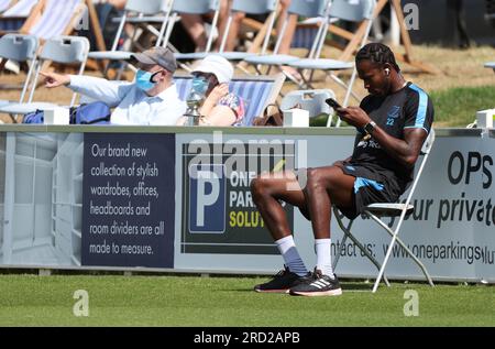 Il giocatore di cricket del Sussex e dell'Inghilterra Jofra Archer si sono rivisti in allenamento al County Ground di Hove dopo essere stato fuori a causa di un infortunio. 10 luglio 2023 Foto Stock