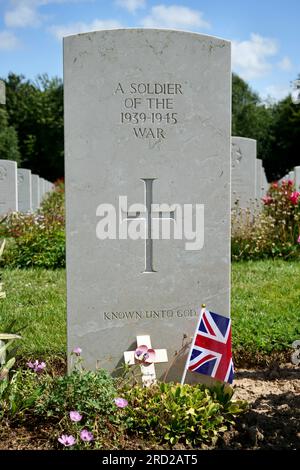 Un grave Marker per un soldato sconosciuto della guerra del 1939-1945 al cimitero di guerra di Bayeux. Bayeux, Francia Foto Stock