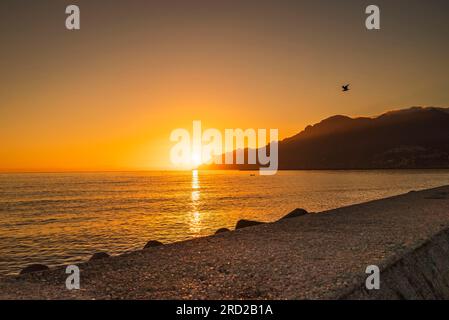 Tramonto lungo la Costiera Amalfitana di Salerno Foto Stock