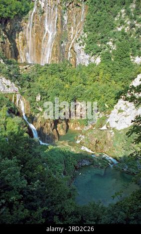 Laghi di Plitvice nell'estate del 2004. Foto analogica acquisita. Foto Stock