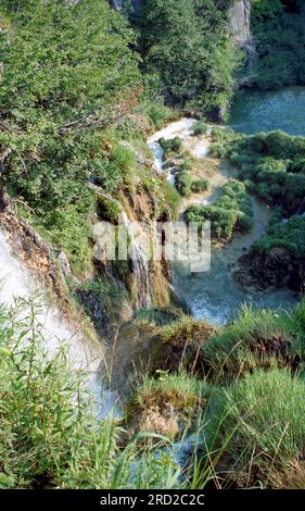 Laghi di Plitvice nell'estate del 2004. Foto analogica acquisita. Foto Stock