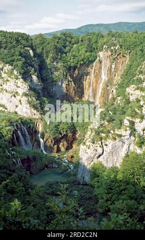 Laghi di Plitvice nell'estate del 2004. Foto analogica acquisita. Foto Stock