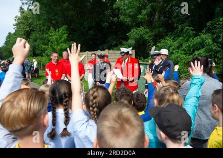 Boveney, Buckinghamshire, Regno Unito. 18 luglio 2023. I bambini della Eton Wick CofE First School nel villaggio di Eton Wick, Windsor, Berkshire, sono venuti a incontrare i cigni a Boveney Lock sul Tamigi nel Buckinghamshire questa mattina. Credito: Maureen McLean/Alamy Live News Foto Stock