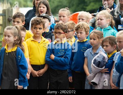 Boveney, Buckinghamshire, Regno Unito. 18 luglio 2023. I bambini della Eton Wick CofE First School nel villaggio di Eton Wick, Windsor, Berkshire, sono venuti a incontrare i cigni a Boveney Lock sul Tamigi nel Buckinghamshire questa mattina. Credito: Maureen McLean/Alamy Live News Foto Stock