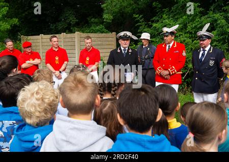 Boveney, Buckinghamshire, Regno Unito. 18 luglio 2023. I bambini della Eton Wick CofE First School nel villaggio di Eton Wick, Windsor, Berkshire, sono venuti a incontrare i cigni a Boveney Lock sul Tamigi nel Buckinghamshire questa mattina. Credito: Maureen McLean/Alamy Live News Foto Stock