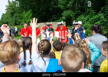 Boveney, Buckinghamshire, Regno Unito. 18 luglio 2023. I bambini della Eton Wick CofE First School nel villaggio di Eton Wick, Windsor, Berkshire, sono venuti a incontrare i cigni a Boveney Lock sul Tamigi nel Buckinghamshire questa mattina. Credito: Maureen McLean/Alamy Live News Foto Stock