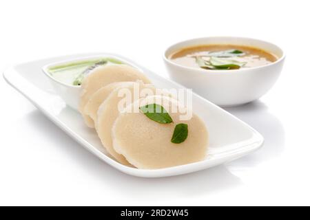 Primo piano di Idli Sambhar o Idle Sambar è un popolare cibo dell'India meridionale, servito con chutney di cocco. messa a fuoco selettiva Foto Stock