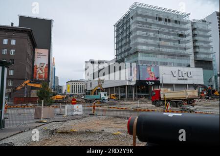 Tallinn, Estonia: 4 luglio 2023 - lavori di costruzione di strade nel centro della città. L'intero centro cittadino distrutto dai lavoratori. Stanno arrivando nuove linee di tram e strade Foto Stock