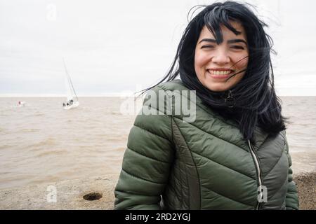 Ritratto di primo piano di un giovane turista venezuelano latina, in piedi sul molo del porto di olivos a Buenos Aires sorridendo e guardando la macchina fotografica, tra Foto Stock