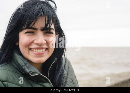 Ritratto di primo piano di un giovane turista venezuelano latina, in piedi sul molo del porto di olivos a Buenos Aires sorridendo e guardando la macchina fotografica, tra Foto Stock