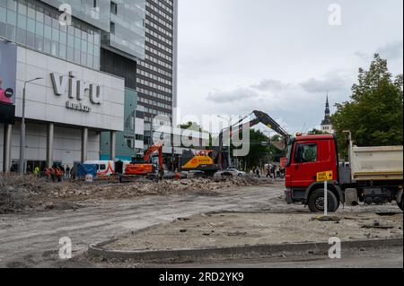 Tallinn, Estonia: 4 luglio 2023 - lavori di costruzione di strade nel centro della città. L'intero centro cittadino distrutto dai lavoratori. Stanno arrivando nuove linee di tram e strade Foto Stock