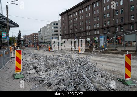 Tallinn, Estonia: 4 luglio 2023 - lavori di costruzione di strade nel centro della città. L'intero centro cittadino distrutto dai lavoratori. Stanno arrivando nuove linee di tram e strade Foto Stock