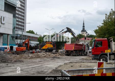 Tallinn, Estonia: 4 luglio 2023 - lavori di costruzione di strade nel centro della città. L'intero centro cittadino distrutto dai lavoratori. Stanno arrivando nuove linee di tram e strade Foto Stock