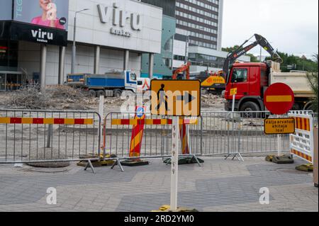 Tallinn, Estonia: 4 luglio 2023 - lavori di costruzione di strade nel centro della città. L'intero centro cittadino distrutto dai lavoratori. Stanno arrivando nuove linee di tram e strade Foto Stock