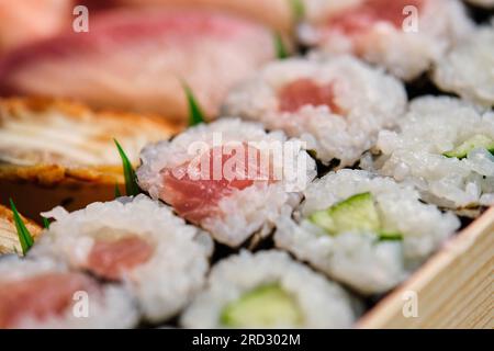 Selezione di maki e nigiri vari. Sushi giapponese. Foto Stock