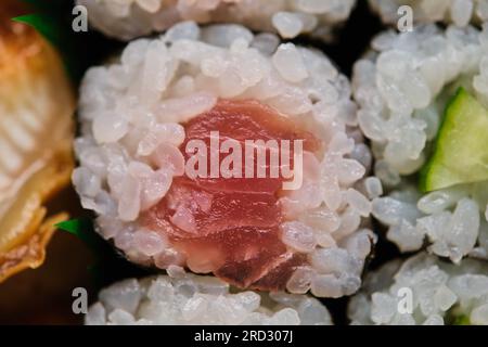Tonno maki su una selezione di vari sushi giapponesi. Foto Stock
