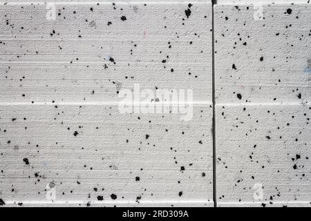 Foto astratta con trama ravvicinata del bianco compresso con blocchi di polistirolo a punti neri Foto Stock