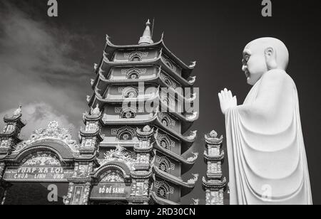 Torre XA Loi e statua presso la pagoda buddista chiamata Ling Ung Bai Buc in Son tra, Danang, Vietnam. Ai piedi della torre c'è scritto "Buddha è nato". Foto Stock