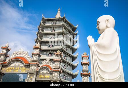 Torre XA Loi e statua presso la pagoda buddista chiamata Ling Ung Bai Buc in Son tra, Danang, Vietnam. Ai piedi della torre c'è scritto "Buddha è nato". Foto Stock