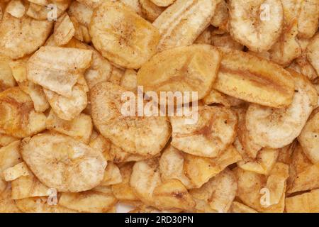 Primo piano di patatine di banana salata Crunchy carta da parati full-frame, banane fritte fritte e snack speziati indiani (Namkeen), Foto Stock