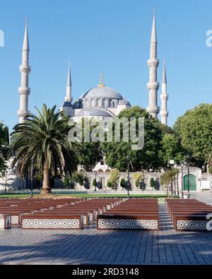 Moschea Sultan Ahmed, nota anche come Moschea Blu, nel Parco Sultanahmet, Istanbul, Turchia. Area pittoresca con alberi, giardino e panchine di legno. Foto Stock