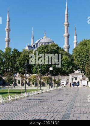 Moschea Sultan Ahmed, nota anche come Moschea Blu, nel Parco Sultanahmet in una mattina d'estate, mentre i visitatori camminano attraverso il parco, Istanbul, Turchia. Foto Stock