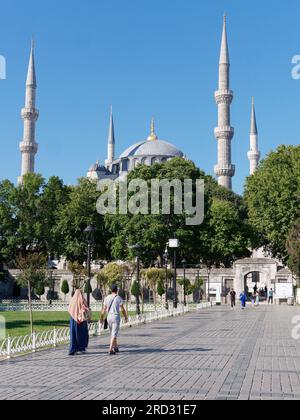 Moschea Sultan Ahmed, nota anche come Moschea Blu, nel Parco Sultanahmet in una mattina d'estate, mentre i visitatori camminano attraverso il parco, Istanbul, Turchia. Foto Stock