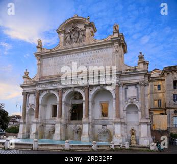 Vista sulla Fontana dell'acqua Paola, conosciuta anche come il Fontanone a Roma. Si tratta di una fontana monumentale situata sulla Collina del Gianicolo. Foto Stock