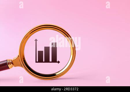 Grafico su sfondo rosa, spazio per il testo. Visualizzazione tramite lente di ingrandimento Foto Stock