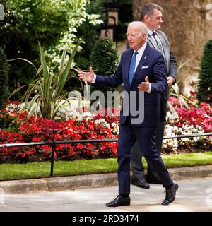 Il presidente Joe Biden apre le braccia mentre saluta il primo ministro Rishi Sunak fuori 10 Downing Street, Londra, Inghilterra, il giorno in cui il primo ministro di Foto Stock