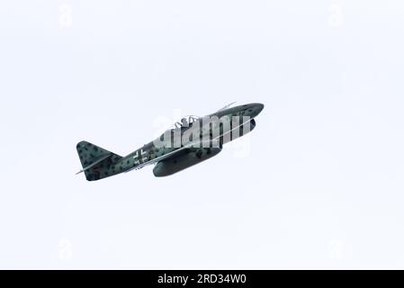 Messerschmitt me-262A-1C Schwalbe replica aereo a reazione che vola al Royal International Air Tattoo, RIAT, Airshow, RAF Fairford, Gloucestershire, REGNO UNITO. Foto Stock