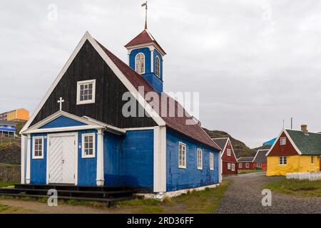 Chiesa di Bethal vecchia chiesa blu 1775 e la vecchia casa B-32 nel Museo di Sisimiut a Sisimiut, Groenlandia, in una giornata piovosa a luglio Foto Stock