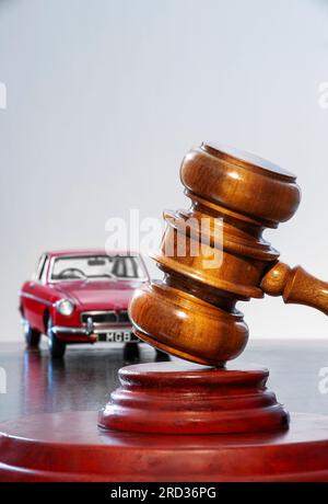 ASTA AUTO CLASSICA MGB GT ROSSO immagine concetto di ROSSO classico rosso vintage 1969 MGB GT con martelletto dei banditori d'asta nelle vendite di auto situazione d'asta venduta Foto Stock