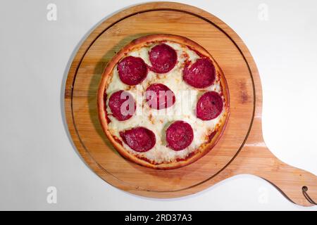 Libanese Medio Oriente Manakish, pane di carne appena sfornato di formaggio, timo, pollo e carne - cibo arabo e pasticceria - cucina Levantine Foto Stock