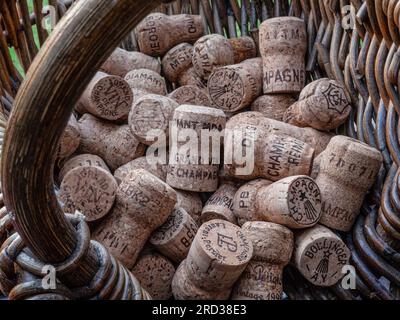 TAPPO DI CHAMPAGNE immagine DEL CONCETTO DI VENDEMMIA dei raccoglitori d'uva francesi con selezione di vari tappi di champagne di lusso Francia Foto Stock