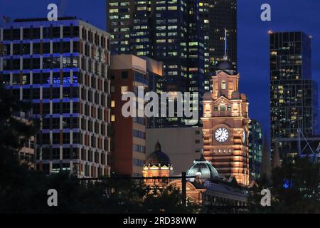 755 Flinders Street, torre dell'orologio della stazione ferroviaria e alcuni grattacieli del CBD visti dall'altra parte del fiume Yarra. Melbourne-Australia. Foto Stock