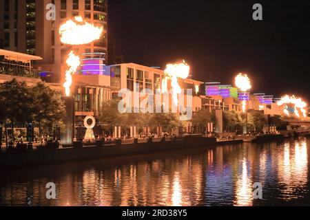 757 brigate a gas, spettacolo di palle di fuoco rilasciate dalle torri lungo la Yarra Promenade. Melbourne-Australia. Foto Stock
