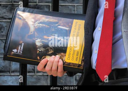 Londra, Regno Unito. 18 luglio 2023. Un membro del team del Ministero della difesa di Ben Wallace porta una cartella MOD in Downing Street intitolata "la risposta della difesa a un mondo più conteso e voltatile" dal luglio 2023, mentre il Segretario di Stato partecipa al Gabinetto di Downing Street questa mattina Credit: Imageplotter/Alamy Live News Foto Stock