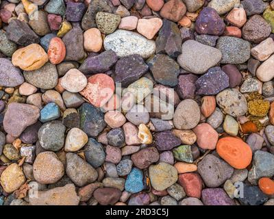 Primo piano di rocce colorate su una spiaggia del lago Superior nella penisola superiore del Michigan USA Foto Stock