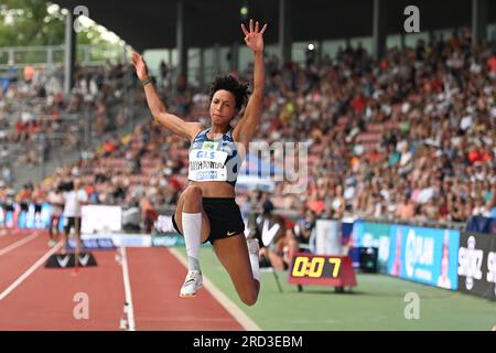 Kassel, Germania. 9 luglio 2023. Atletica leggera: Campionati tedeschi all'Auestadion. Salto lungo, finale, donne. Malaika Mihambo salta. La campionessa olimpica di salto in lungo termina la stagione prematuramente a causa di un infortunio e non sarà in grado di difendere il suo titolo ai Campionati mondiali di atletica leggera di Budapest. Il motivo è un "piccolo strappo di fibre muscolari nella coscia", ha annunciato martedì la sua direzione. Credito: Swen Pförtner/dpa/Alamy Live News Foto Stock