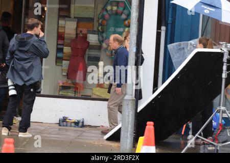 Toby Jones, Julie Hesmondhalgh che filma un dramma ITV Mr Bates VS The Post Office di Llandudno, basato su una vera storia di ingiustizia di Alan Bates, un sub-direttore delle poste che ha deciso di combattere contro uno scandaloso aborto spontaneo della giustizia. I sub-direttori delle poste e le postmiste innocenti sono stati erroneamente accusati di furto, frode e falsa contabilità. Foto Stock