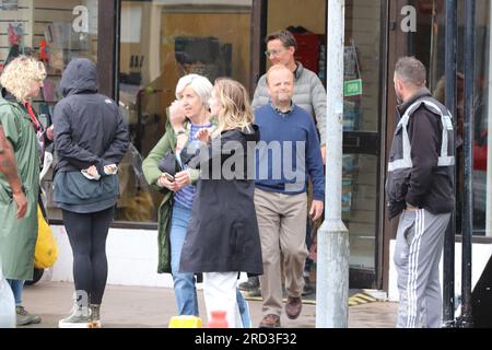 Toby Jones, Julie Hesmondhalgh che filma un dramma ITV Mr Bates VS The Post Office di Llandudno, basato su una vera storia di ingiustizia di Alan Bates, un sub-direttore delle poste che ha deciso di combattere contro uno scandaloso aborto spontaneo della giustizia. I sub-direttori delle poste e le postmiste innocenti sono stati erroneamente accusati di furto, frode e falsa contabilità. Foto Stock