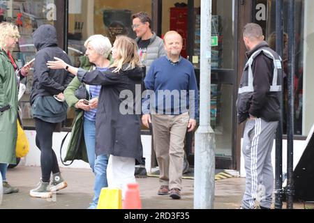 Toby Jones, Julie Hesmondhalgh che filma un dramma ITV Mr Bates VS The Post Office di Llandudno, basato su una vera storia di ingiustizia di Alan Bates, un sub-direttore delle poste che ha deciso di combattere contro uno scandaloso aborto spontaneo della giustizia. I sub-direttori delle poste e le postmiste innocenti sono stati erroneamente accusati di furto, frode e falsa contabilità. Foto Stock