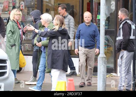 Toby Jones, Julie Hesmondhalgh che filma un dramma ITV Mr Bates VS The Post Office di Llandudno, basato su una vera storia di ingiustizia di Alan Bates, un sub-direttore delle poste che ha deciso di combattere contro uno scandaloso aborto spontaneo della giustizia. I sub-direttori delle poste e le postmiste innocenti sono stati erroneamente accusati di furto, frode e falsa contabilità. Foto Stock