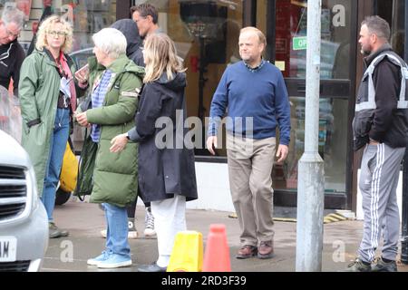 Toby Jones, Julie Hesmondhalgh che filma un dramma ITV Mr Bates VS The Post Office di Llandudno, basato su una vera storia di ingiustizia di Alan Bates, un sub-direttore delle poste che ha deciso di combattere contro uno scandaloso aborto spontaneo della giustizia. I sub-direttori delle poste e le postmiste innocenti sono stati erroneamente accusati di furto, frode e falsa contabilità. Foto Stock