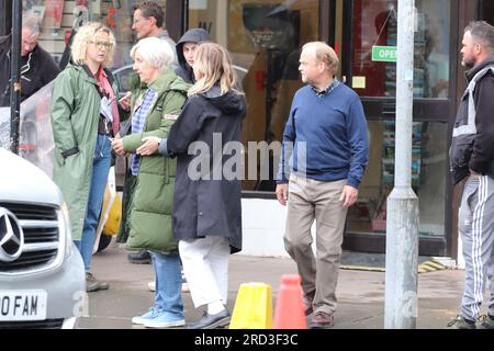 Toby Jones, Julie Hesmondhalgh che filma un dramma ITV Mr Bates VS The Post Office di Llandudno, basato su una vera storia di ingiustizia di Alan Bates, un sub-direttore delle poste che ha deciso di combattere contro uno scandaloso aborto spontaneo della giustizia. I sub-direttori delle poste e le postmiste innocenti sono stati erroneamente accusati di furto, frode e falsa contabilità. Foto Stock