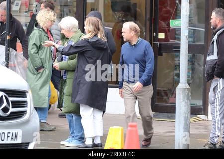 Toby Jones, Julie Hesmondhalgh che filma un dramma ITV Mr Bates VS The Post Office di Llandudno, basato su una vera storia di ingiustizia di Alan Bates, un sub-direttore delle poste che ha deciso di combattere contro uno scandaloso aborto spontaneo della giustizia. I sub-direttori delle poste e le postmiste innocenti sono stati erroneamente accusati di furto, frode e falsa contabilità. Foto Stock